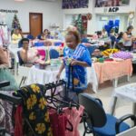 Aposentadas da ACP realizaram bazar com artesanato, doces e histórias que celebram a educação pública