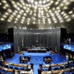 Senado aprova piso nacional de R$ 5.130 para professores e nova regra garante valorização permanente da carreira